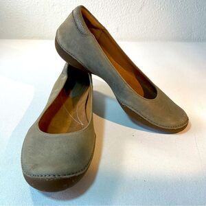 Clark’s Artisan Women Autumn Sun Sage Nubuck Flat SZ6